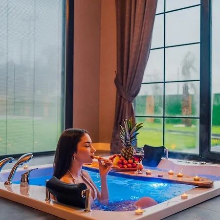 Sakarya Uzunkum Da 3 Oda1 Salon Ultra Luex - Oezel Havuzlu-muhafazakar-jakuzili-soemineli-kis Bahceli 7 Kisilik Luex Bng-1001 Holiday home *